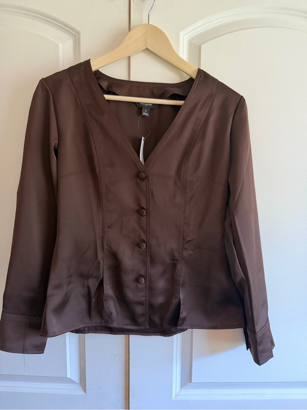 Banana Republic Brown Satin V-Neck Button Blouse New Split Bottoms Long Sleeve